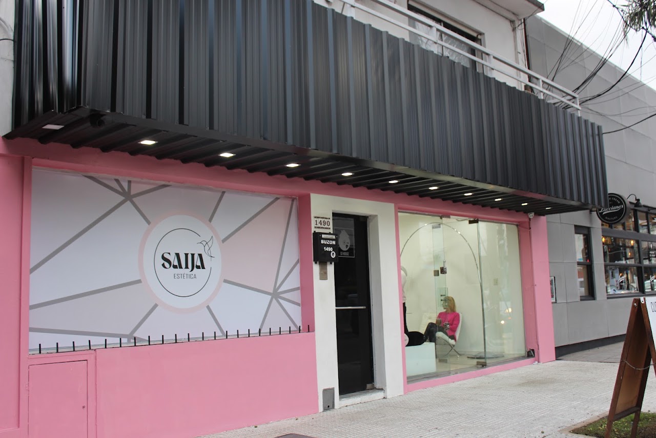 Fachada elegante de Saija Estética en Ituzaingó con detalles arquitectónicos cálidos y ventanal