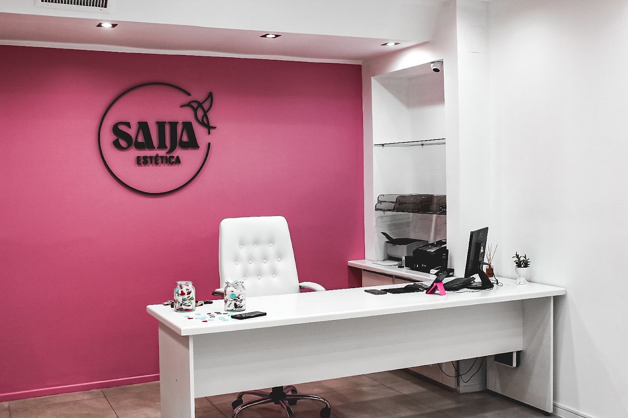 Fachada y recepción cálida de Saija Estética